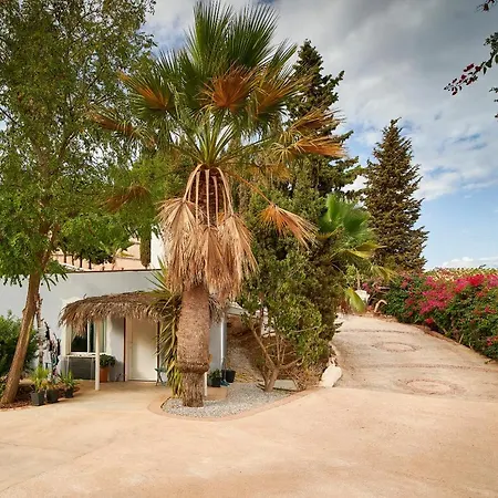 Sleeps 2 - Pool Access * בנאחראפה