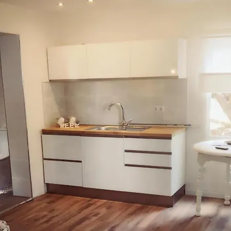 Sleeps 2 - Pool Access דירה בנאחראפה